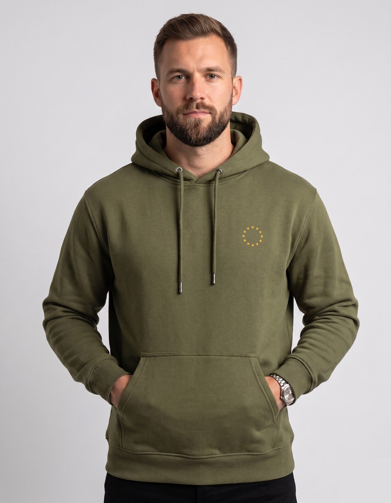 Sommon N° 02 Hoodie Olive mit besticktem Zwölf-Sterne EU-Emblem in Gold